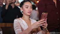 Zaskia Gotik Asyik Chatting sama Siapa Sih?