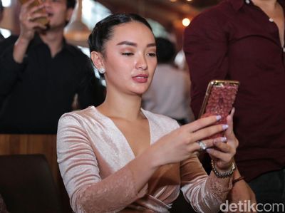 Zaskia Gotik Asyik Chatting sama Siapa Sih?