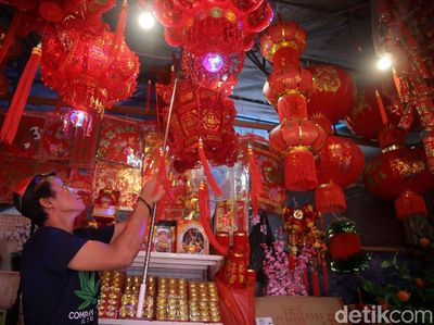 Pernak-pernik Imlek Mulai Merahkan Glodok