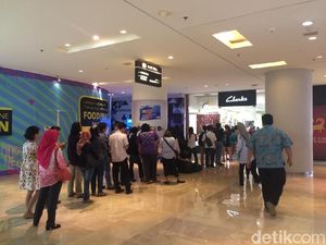Antrean Pembeli di Clarks GI Mengular Sejak Toko Dibuka