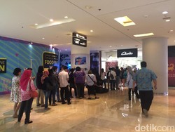 Antrean Pembeli di Clarks GI Mengular Sejak Toko Dibuka