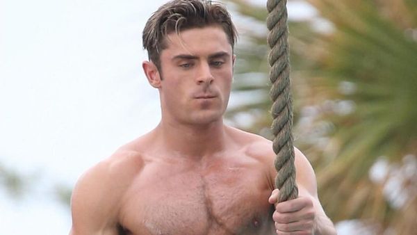 Foto: Lihat Otot Sixpack Zac Efron yang Doyan Sepedaan