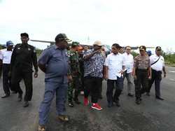Penuh Tantangan, Ini Perjalanan Mensos Idrus Tinjau KLB di Papua
