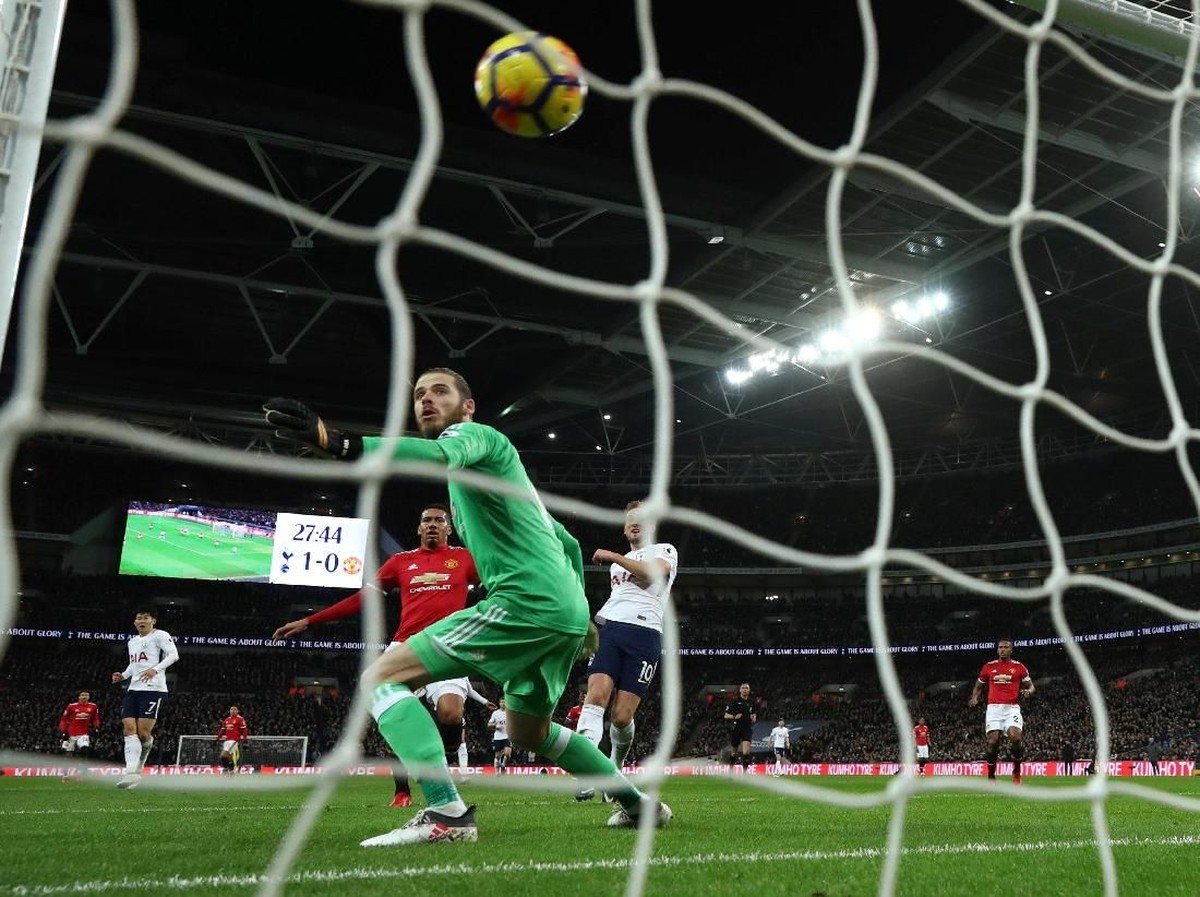 Gol bunuh diri Phil Jones membawa Tottenham Hotspur unggul 2-0 (Eddie Keogh/Reuters)