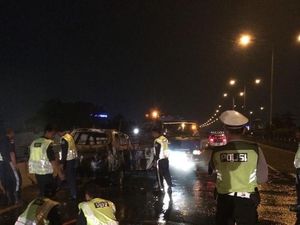 Mobil Terbakar di KM 2 Tol Prumpung Arah Cawang