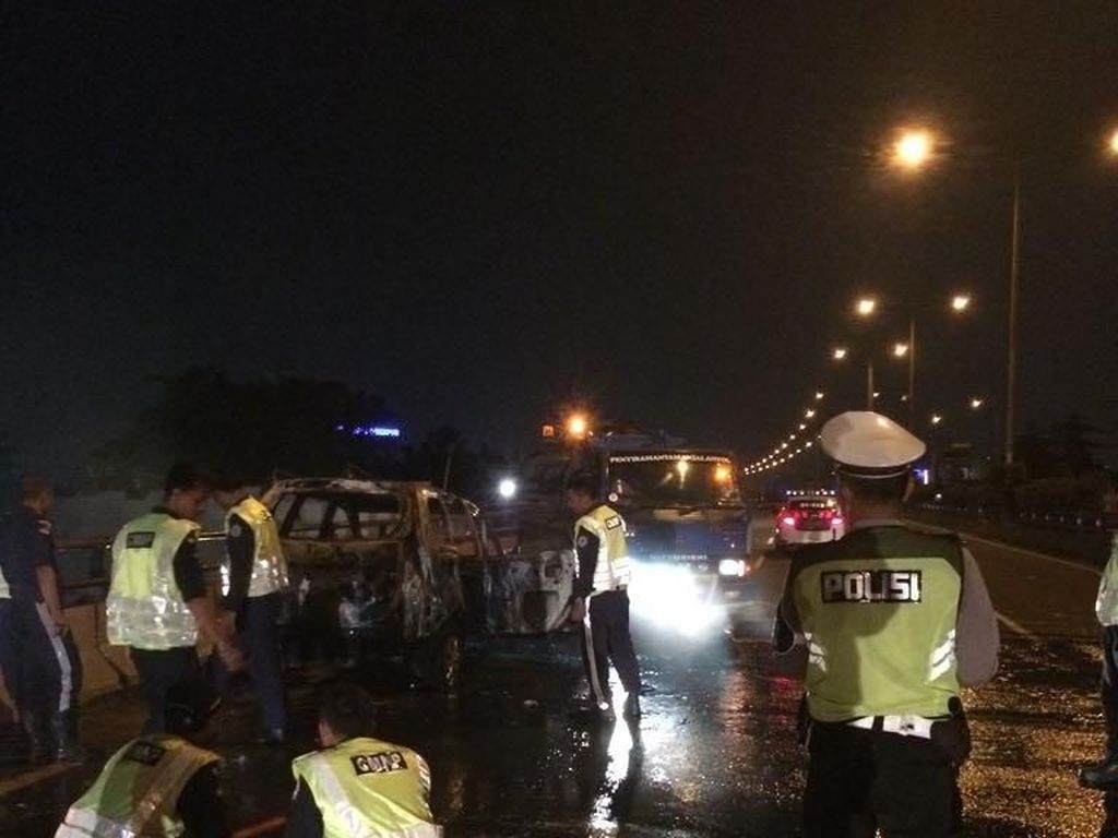 Mobil Terbakar di KM 2 Tol Prumpung Arah Cawang Mobil Terbakar di KM 2 Tol Prumpung Arah Cawang