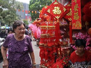 Penjualan Pernak-pernik Imlek Tahun Ini Kurang Bergairah Penjualan Pernak-pernik Imlek Tahun Ini Kurang Bergairah