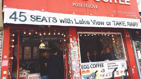 Asyik! Di Kafe Ini Bisa Ngopi Enak dan Nempel Pesan Apa Saja