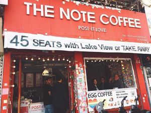 Asyik! Di Kafe Ini Bisa Ngopi Enak dan Nempel Pesan Apa Saja