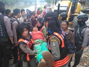 180 Bangunan Liar di Tepi Kalimas Ditertibkan