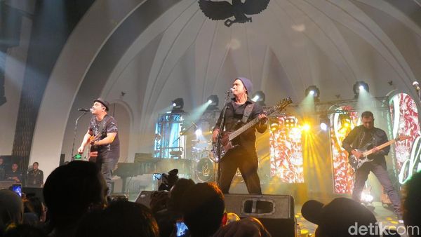 Mengintip Intimnya Konser Grup Band Padi
