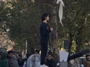 Lagi, Perempuan Iran Ditangkap karena Lepas kerudung di Depan Umum