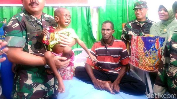 Panglima TNI Kunjungi Korban Gizi Buruk dan Campak