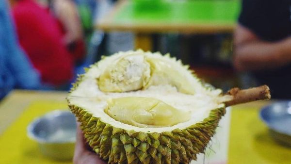 Bukan Hanya Nagita Slavina, Rio Dewanto Juga Doyan Makan Durian