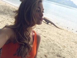 Saat Miss Universe 2017 Demi-Leigh Cium Komodo