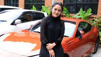 Kala Siti Badriah Berpose di Depan Sedan Mewah Miliknya