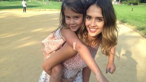 Senyum Bahagia Jessica Alba Saat Bersama Buah Hatinya 