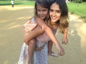 Senyum Bahagia Jessica Alba Saat Bersama Buah Hatinya 