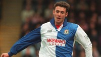 Chris Sutton menjadi pencetak gol tercepat pada musim 1994/1995, sebelum dipecahkan Yorke pada musim selanjutnya. Sutton, yang masih berkostum Blackburn mencetak gol ke gawang Everton dalam waktu 12,94 detik. (Foto: Gary M. Prior/All Sport)