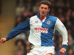 Chris Sutton menjadi pencetak gol tercepat pada musim 1994/1995, sebelum dipecahkan Yorke pada musim selanjutnya. Sutton, yang masih berkostum Blackburn mencetak gol ke gawang Everton dalam waktu 12,94 detik. (Foto: Gary M. Prior/All Sport)