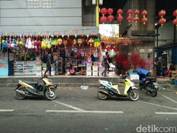 Pedagang Asemka Mulai Jajakan Pernak-pernik Imlek