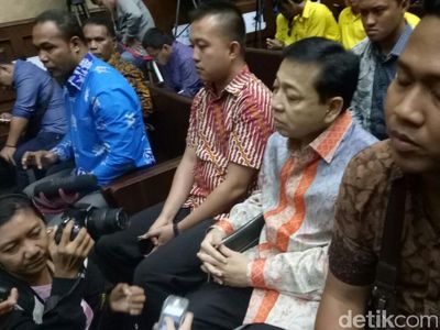 Tasbih Digital Ny Deisti dan Tas Hitam Setya Novanto di Sidang