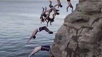 Foto: Beragam Olahraga Unik, Terjun Bareng Sampai Terbang di Kepala