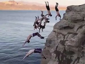 Foto: Beragam Olahraga Unik, Terjun Bareng Sampai Terbang di Kepala