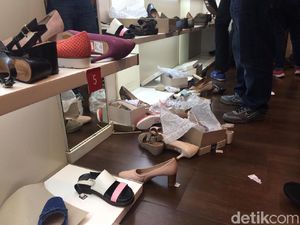 Pengunjung Clarks GI Membludak, Stok Sepatu Berantakan