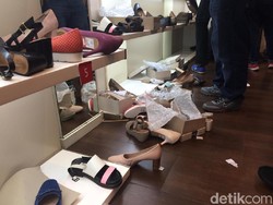 Pengunjung Clarks GI Membludak, Stok Sepatu Berantakan