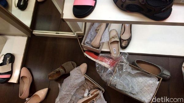 Diserbu Pembeli Jelang Tutup, Sepatu di Clarks GI Berantakan