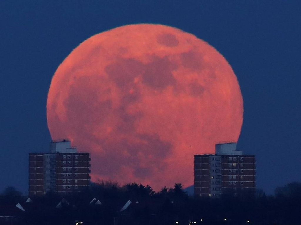 Foto: Super Blue Blood Moon di Langit London dan Madrid