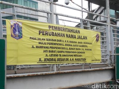 Foto: Spanduk Perubahan Nama Jalan jadi Jl AH Nasution Masih Terpasang