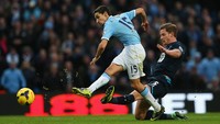 Jesus Navas masuk dalam daftar elite ini usai mencetak gol 14 detik dalam kemenangan Manchester City atas Tottenham Hotspur 6-0 pada 2013. Navas memanfaatkan bola rebound hasil tembakan Sergio Aguero, dengan melepaskan tembakan ke sudut atas gawang Hugo Lloris. Foto: Alex Livesey/Getty Images