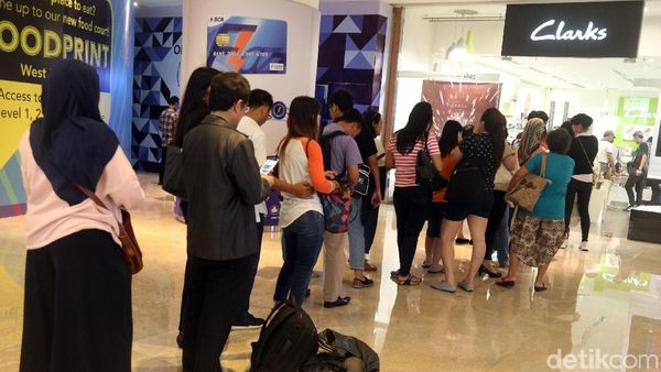 Toko Sepatu Clarks di GI Diserbu Pembeli Jelang Tutup