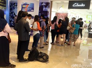 Toko Sepatu Clarks di GI Diserbu Pembeli Jelang Tutup