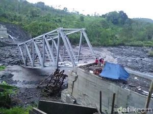 Belum Rampung Dibangun, Jembatan di Brebes Ini Roboh Tersapu Banjir