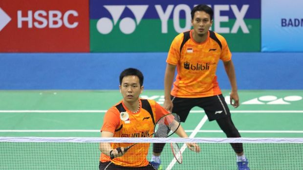 Mohamad Ahsan berpisah dengan Hendra Setiawan yang memutuskan pensiun pada September 2016.