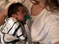 Jessica Alba Susui Bayinya di Ruang Ganti Baju, Bunda Pernah Juga?