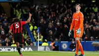 Hanya berjarak tiga menit dari gol Stanislas, Bournemouth kembali menjebol gawang Chelsea. Kali ini mantan pemain Chelsea Nathan Ake yang menaklukkan Thibaut Courtois. Foto: David Klein/Reuters