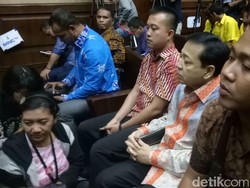 Tak Lagi Bawa Buku Hitam di Sidang, Kini Novanto Bawa Tas Hitam