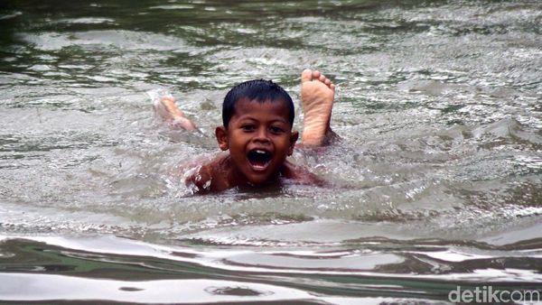 Melihat Beragam Aktivitas Warga di Kali Sipon Tangerang