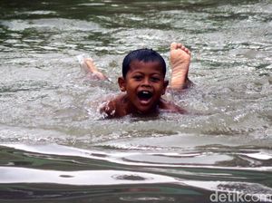 Melihat Beragam Aktivitas Warga di Kali Sipon Tangerang