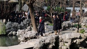 Foto: Saat PM Inggris Nikmati Taman Yu Yuan di Shanghai