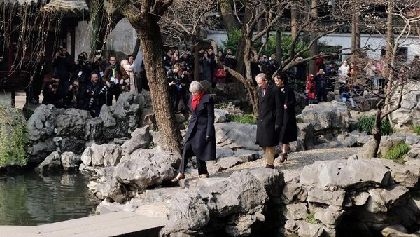 Foto: Saat PM Inggris Nikmati Taman Yu Yuan di Shanghai