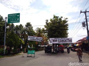 Cara Rakyat Menyindir: Jalan Rusak Disebut Wisata 1.500 Lubang