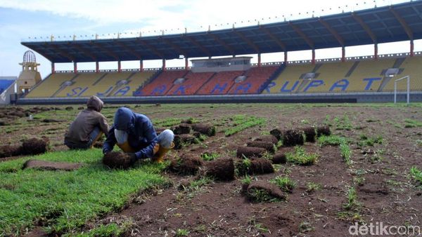 Sambut Asian Games, Rumput Stadion Si Jalak Harupat Dibongkar