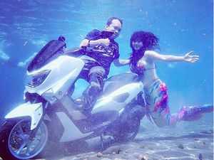 NMAX Dicemplungin ke Air Buat Foto Underwater Bareng Putri Duyung