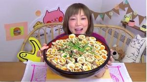 Bikin Lapar! 10 Aksi Yuka Kinoshita Makan Makanan Super Banyak