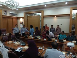 Berseragam Dishub, Sandiaga Rapat dengan Sopir Angkot Tanah Abang